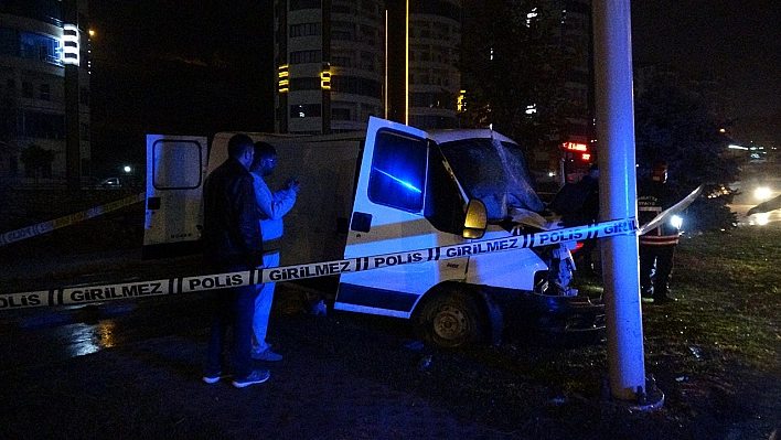 Aydınlatma direğine çarpan 18 yaşındaki minibüs sürücüsü hayatını kaybetti