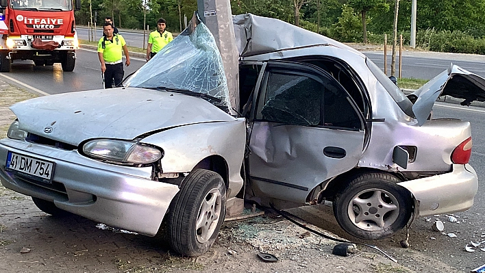 Aydınlatma Direğine Çarpan Otomobil İkiye Katlandı: 1 Ölü, 1 Yaralı