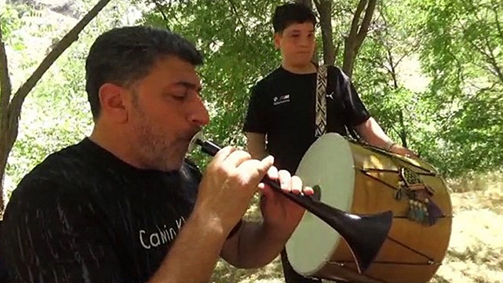 Baba-oğul her yaz davul-zurna ile memleketi şenlendiriyor!