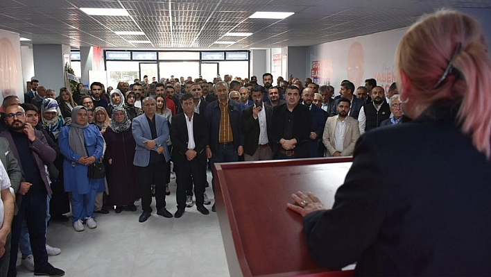 Bağımsız Aday Prof. Dr. Yasemin Açık Vatandaşla Bayramlaştı, Salon Doldu Taştı