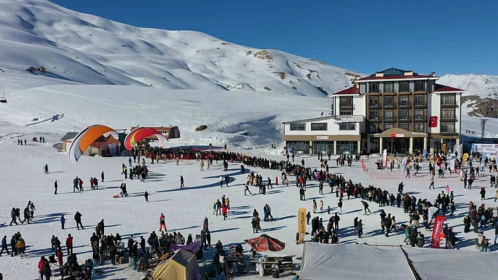 Bakan Bak, gençleri Hakkari'ye davet etti