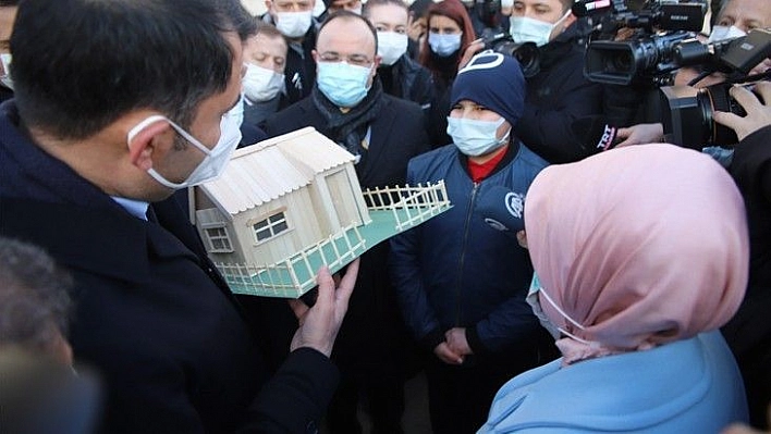 Bakan Kurum'a yaptığı maket evi hediye etti