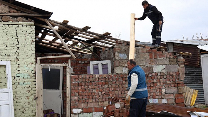 Barakada Yaşayan Ailenin Yardımına Elazığ Belediyesi Yetişti