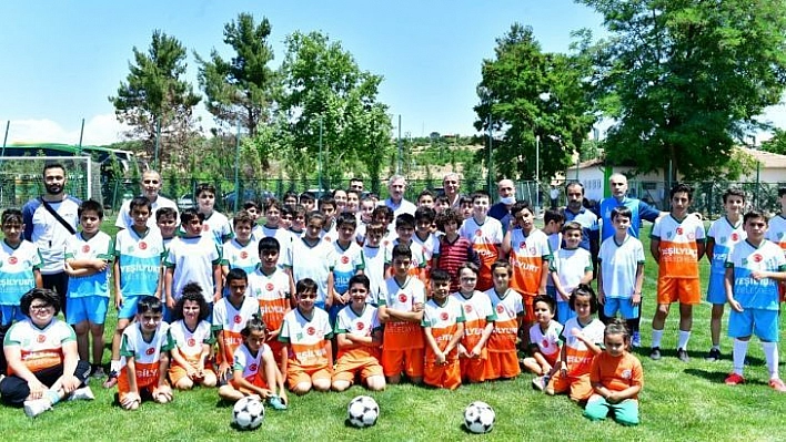 Başkan Çınar, futbol okulunu ziyaret etti