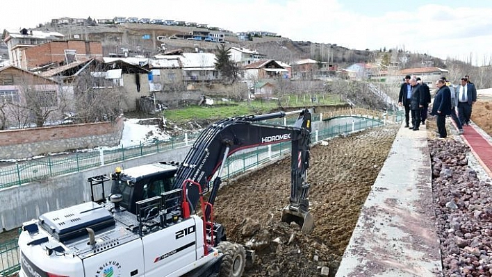 Başkan Çınar, Yeşilyurt güreş sahası çalışmalarını inceledi