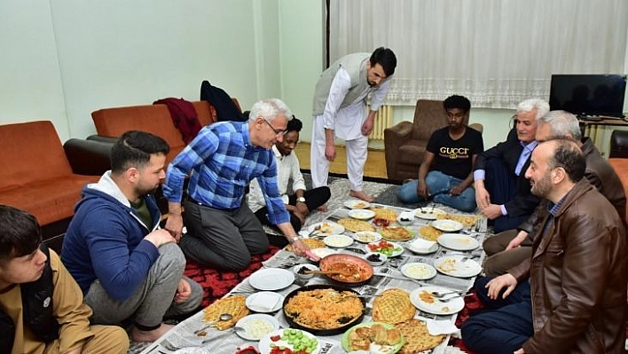 Başkan Güder yabancı uyruklu öğrencilerle sahur yaptı