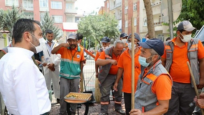 Başkan Şerifoğulları Görev Başındaki Belediye Temizlik Ekiplerini Ziyaret Etti, Tatlı İkramında Bulundu