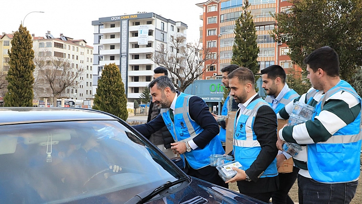 Başkan Şerifoğulları'ndan, iftarlık ikramı