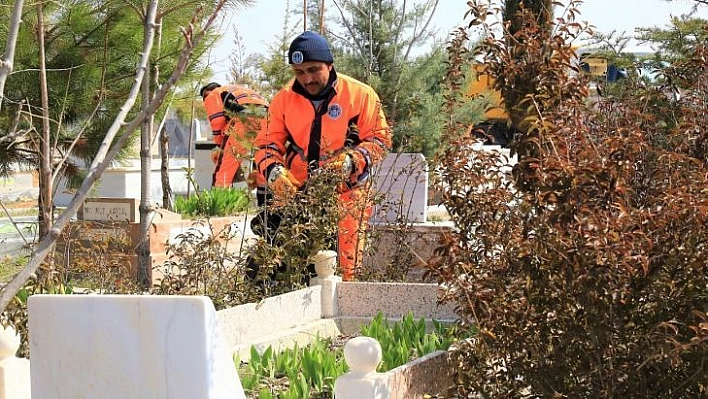 Battalgazi'deki mezarlıklarda ramazan temizliği