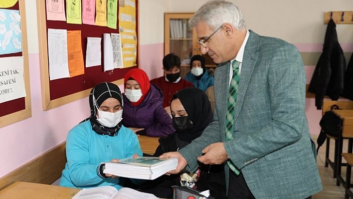 Battalgazi'deki öğrencilere eğitim desteği sürüyor