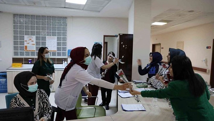 Bingöl Belediyesi kadın sağlık çalışanlarının günlerini kutladı