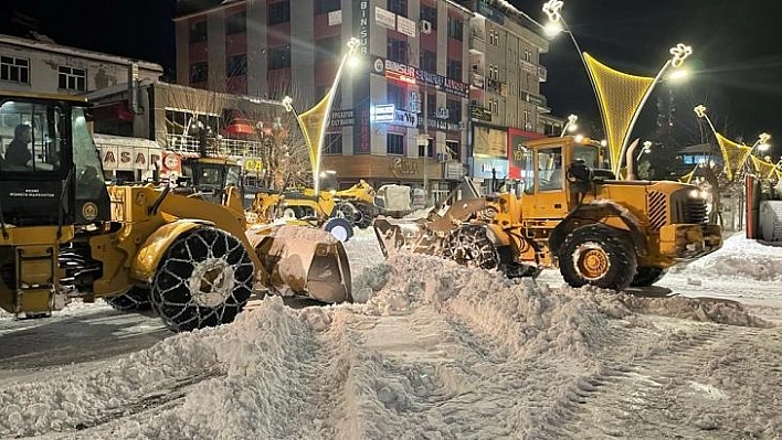 Bingöl Belediyesi karla mücadele çalışmalarına aralıksız devam ediyor