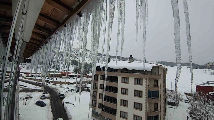 Bingöl'de 1,5 metrelik buz sarkıkları oluştu