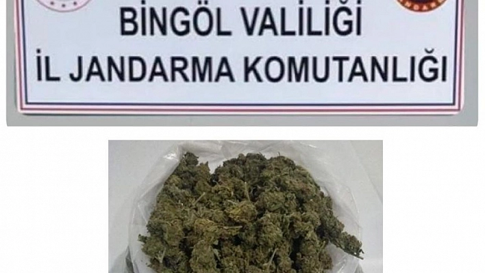 Bingöl'de araç içinde 1 kilo kubar esrar ele geçirildi