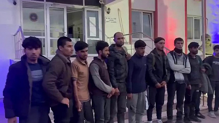 Bingöl'de aracın içinden 14 düzensiz göçmen çıktı