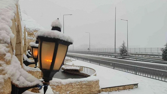 Bingöl'de beklenen kar yağdı, şehir beyaza büründü