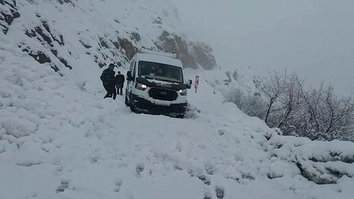 Bingöl'de çığ düştü, yol ulaşıma kapandı