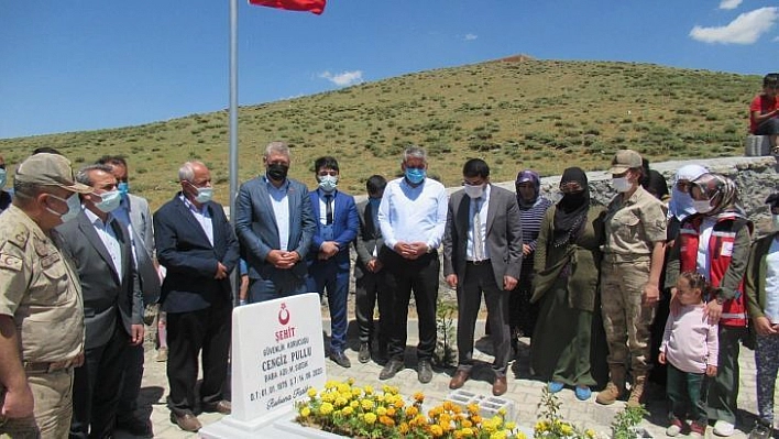 Bingöl'de depremde şehit olan korucu kabri başında anıldı