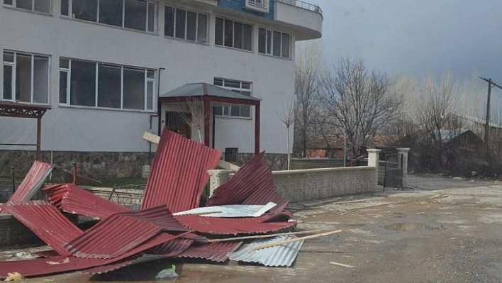 Bingöl'de fırtına çatı uçurdu, ağaçları devirdi