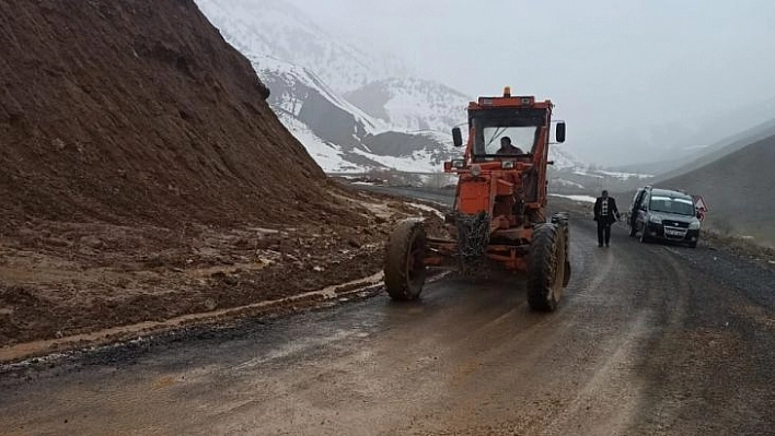 Bingöl'de heyelan nedeniyle kapanan yol açıldı