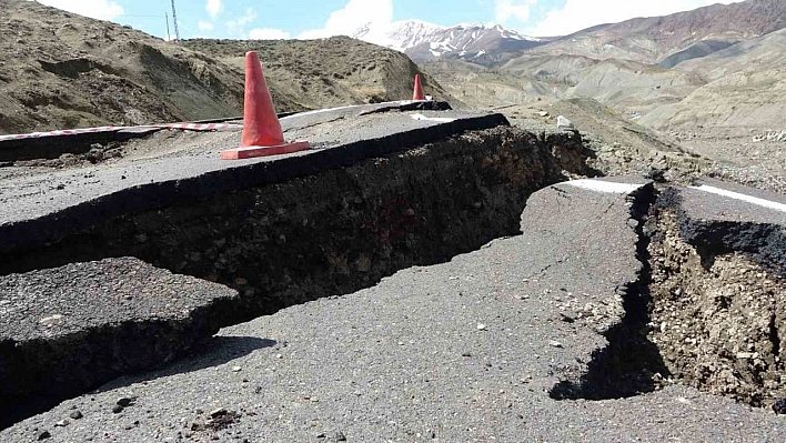 Bingöl'de heyelan: Yarıkların oluştuğu yol ulaşıma kapandı