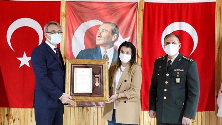 Bingöl'de idlib şehitlerinin ailelerine 'Devlet Övünç Madalyası'