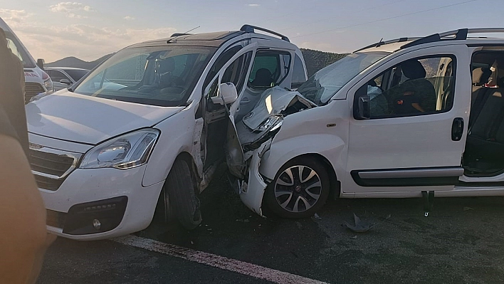 Bingöl'de iki hafif ticari araç çarpıştı: 11 yaralı