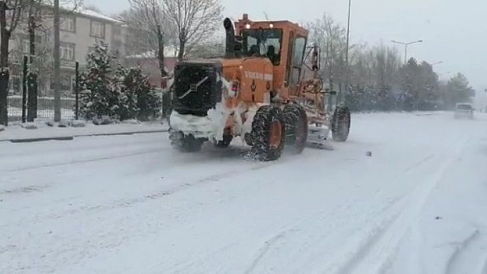 Bingöl'de ilçeler de beyaza büründü