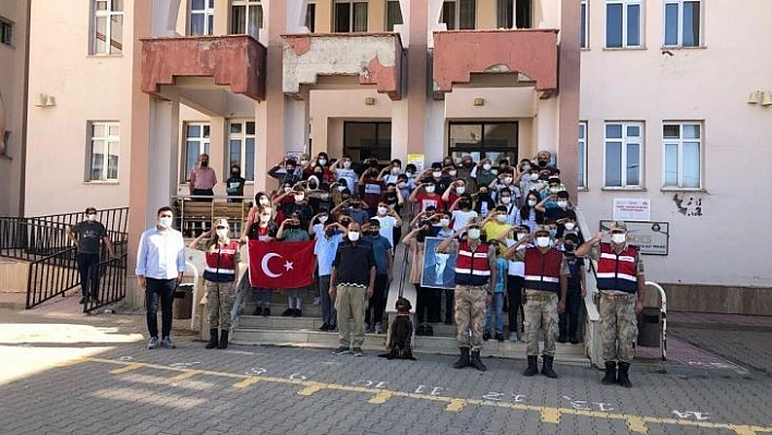 Bingöl'de jandarma çocukların ilk ders günü heyecanına ortak oldu