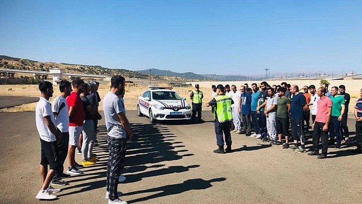 Bingöl'de jandarma trafik kuralları hakkında vatandaşları bilgilendirdi