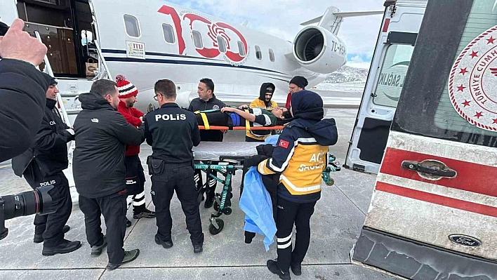 Bingöl'de kalçası kırılan çocuk ambulans uçakla hastaneye sevk edildi