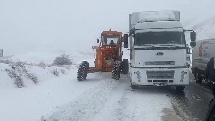 Bingöl'de kar ulaşımı engelledi