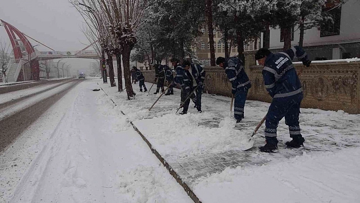 Bingöl'de kar yağdı, belediye ekiplerinin mesaisi de başladı