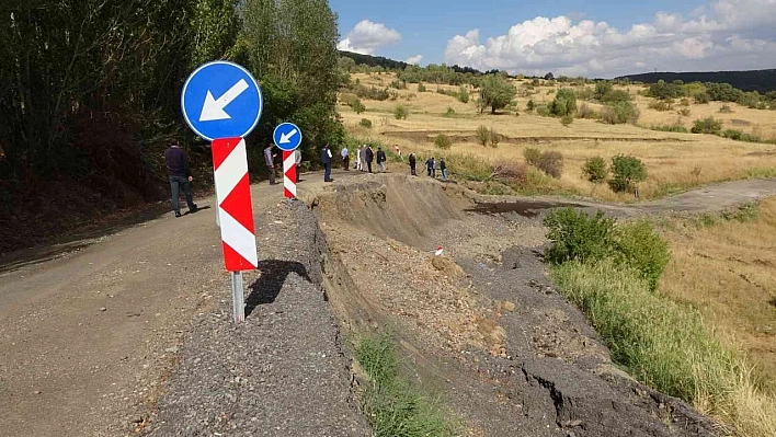 Bingöl'de köy sakinleri heyelan nedeniyle çöken yolun yapılmasını istiyor