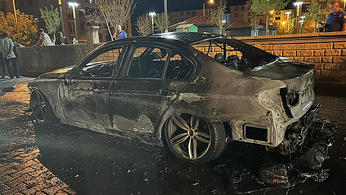 Bingöl'de lüks araç yanarak kullanılamaz hale geldi