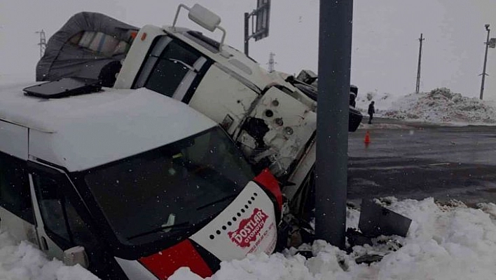 Bingöl'de minibüs ile kamyon çarpıştı: 4 yaralı