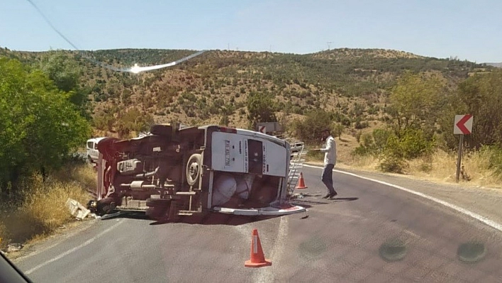 Bingöl'de minibüs yan yattı