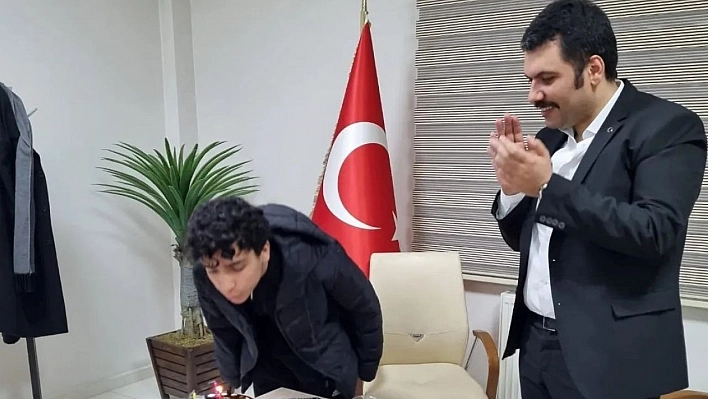 Bingöl'de misafir edilen depremzede gence doğum günü sürprizi