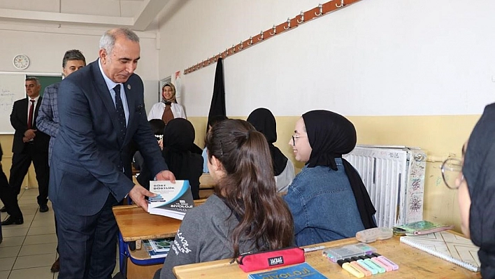 Bingöl'de öğrencilere kaynak kitap dağıtımı başladı