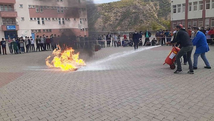 Bingöl'de öğrencilere yangın ve deprem eğitimi verildi