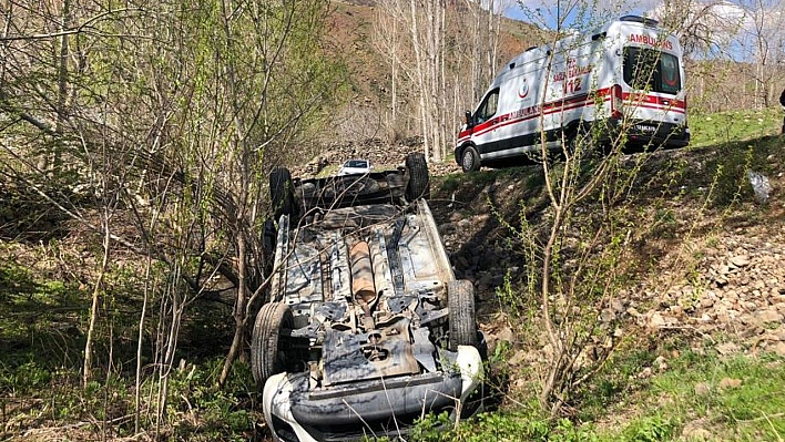 Bingöl'de Otomobil Şarampole Devrildi: 4 Yaralı