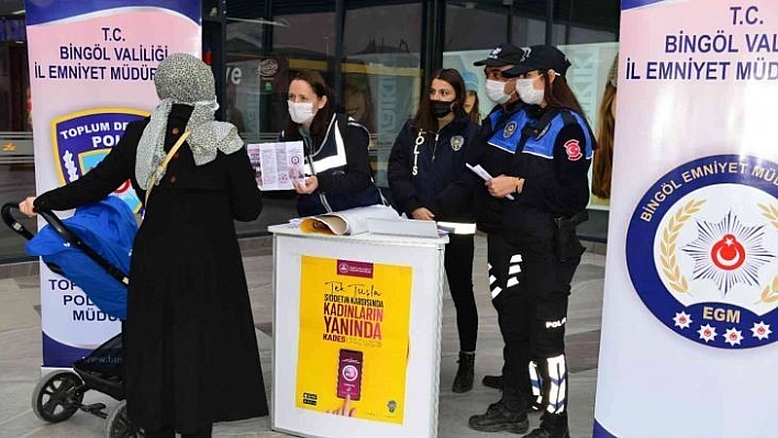 Bingöl'de polis ekipleri vatandaşlara KADES'i tanıttı