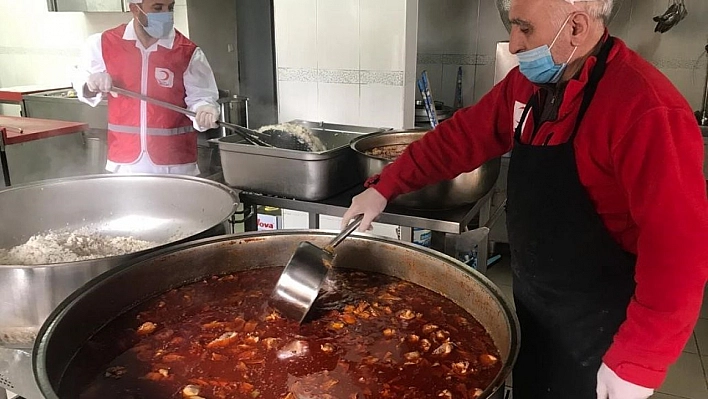 Bingöl'de Ramazan ayında Türk Kızılayın kazanları, ihtiyaç sahipleri için kaynıyor