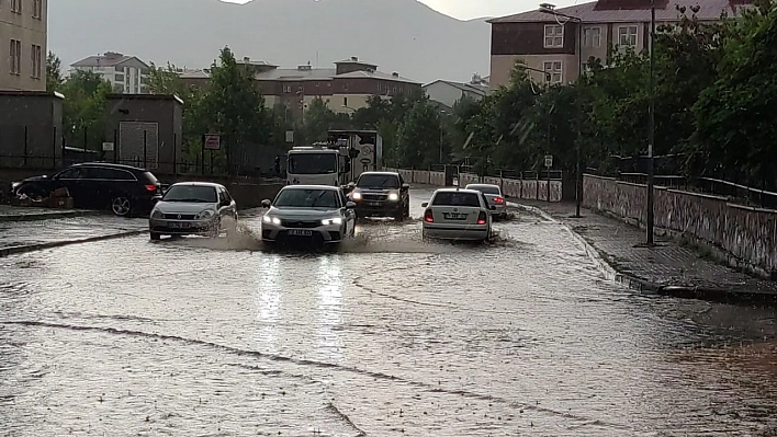 Bingöl'de sağanak etkili oldu, yollar göle döndü