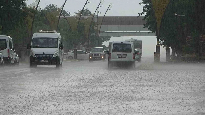 Bingöl'de sağanak yağış etkili oldu