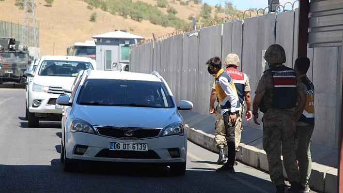 Bingöl'de sağlık ekipleri, jandarma kontrol noktasında aşılama çalışması yaptı