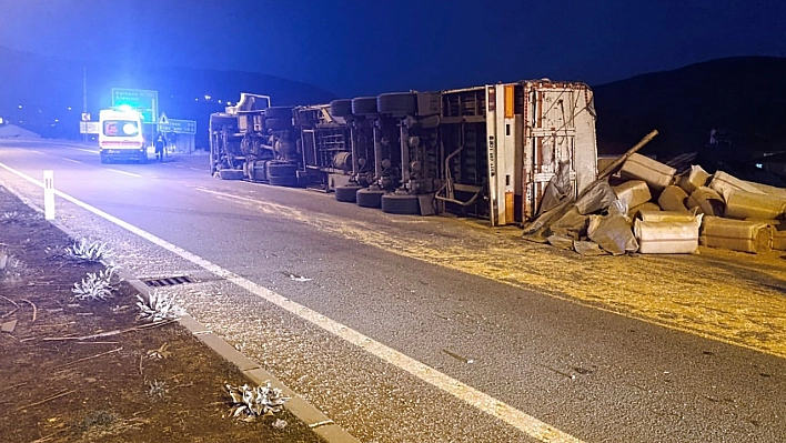 Bingöl'de saman yüklü kamyon devrildi