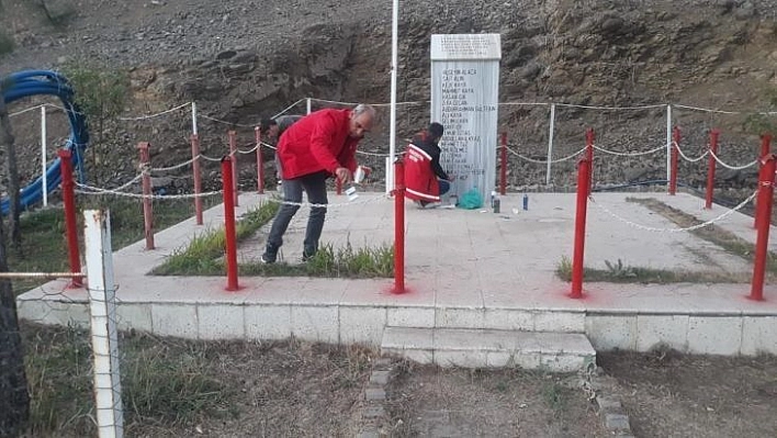 Bingöl'de şehit kabirlerinin bakımı yapılarak yıpranan bayraklar yenilendi