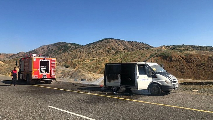 Bingöl'de seyir halindeki minibüs yandı