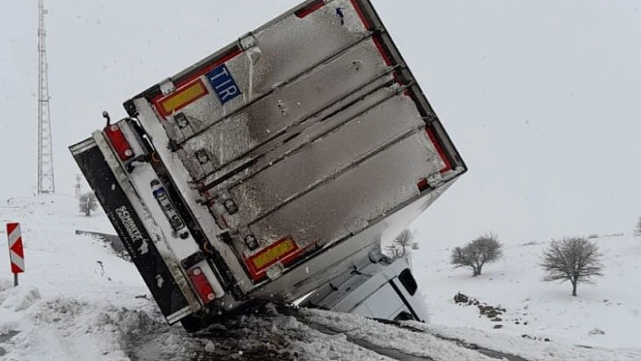 Bingöl'de tır kaydı, dorsesi devrilmeye ramak kala durdu